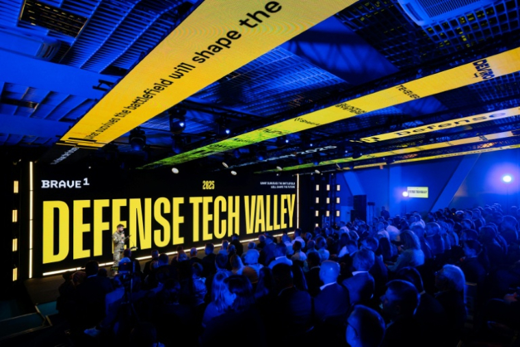 Photographie prise le 16 septembre 2025, et publiée le 19 septembre 2025, montrant des participants à un salon dédié aux technologies militaires à Lviv, en Ukraine ( Brave1 / Handout )
