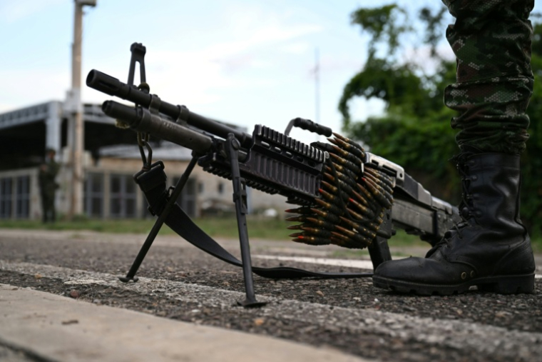 Une mitrailleuse aux pieds d'un soldat colombien à Cucuta, à la frontière avec le Venezuela, le 3 janvier 2026  ( AFP / Raul ARBOLEDA )