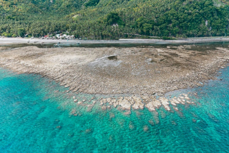 Vue aérienne du soulèvement côtier survenu à la suite d'un séisme le long de la réserve marine de Pangyan, à Glan, dans la province de Sarangani, à Mindanao, aux Philippines, prise le 18 juin 2026 ( AFP / Ferdinandh Cabrera )
