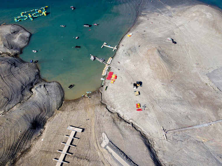 Conséquence de la sécheresse au lac de Serre-Ponçon le 23 août 2022. ( AFP / JOEL SAGET )