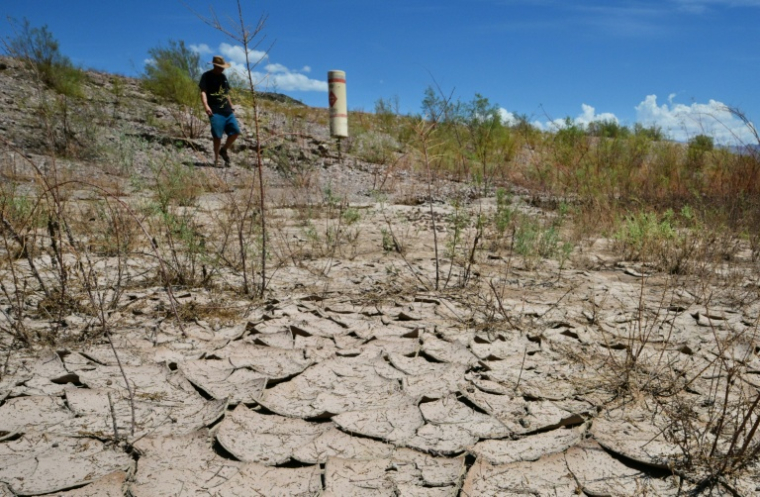 Brian Essex sur les rives asséchées du lac Mead, dans l'Etat du Nevada, aux Etats-Unis, le 21 août 2026 ( AFP / Frederic J. BROWN )