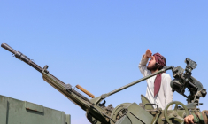 Un combattant taliban en poste sur une batterie anti-aérienne à Gurbuz, dans la province afghane de Khost, le 27 février 2026 ( AFP / - )