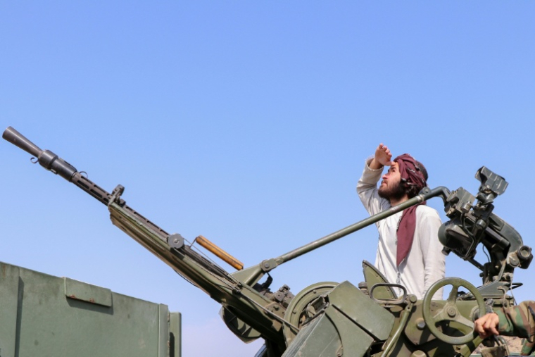 Un combattant taliban en poste sur une batterie anti-aérienne à Gurbuz, dans la province afghane de Khost, le 27 février 2026 ( AFP / - )