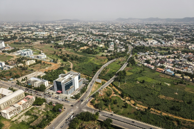 Vue aérienne de fermes urbaines dans le quartier d'affaires d'Abuja, le 23 mai 2025 au Nigeria ( AFP / OLYMPIA DE MAISMONT )