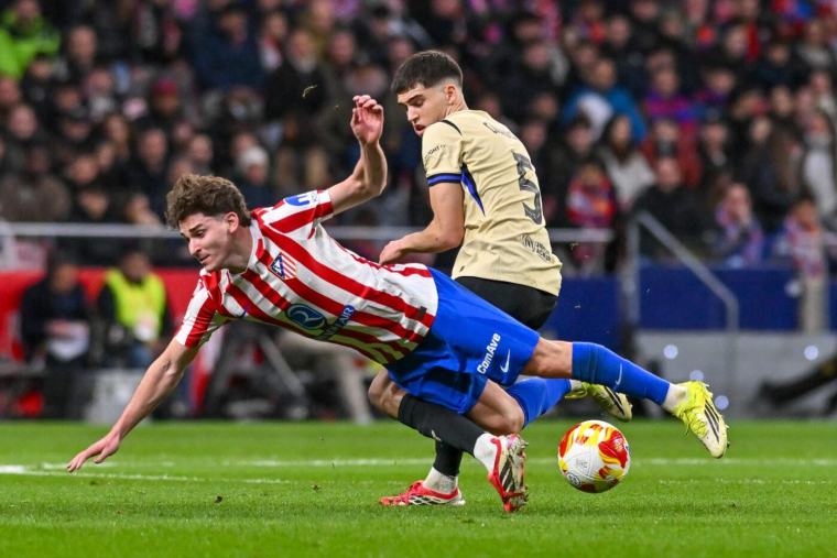 Les défenseurs du Barça brossent Julián Álvarez dans le sens du poil