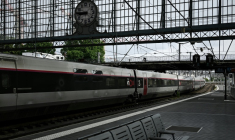 Un TGV à quai à la gare Saint-Jean déserte, lors d'une grève nationale à la SNCF, le 10 juin 2026 à Bordeaux ( AFP / Philippe LOPEZ )