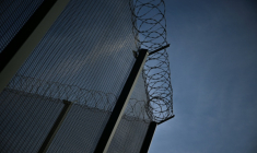 Le Sous-Comité de l'ONU pour la prévention de la torture (SPT) a alerté jeudi sur la "grave" surpopulation carcérale en France, qui "porte atteinte aux droits fondamentaux des détenus" et "pourrait constituer un traitement inhumain ou dégradant" ( AFP / JULIEN DE ROSA )