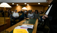 Avant le début du procès en première instance du policier Rabah Souchi, au tribunal de Lyon le 11 janvier 2024 ( AFP / JEFF PACHOUD )
