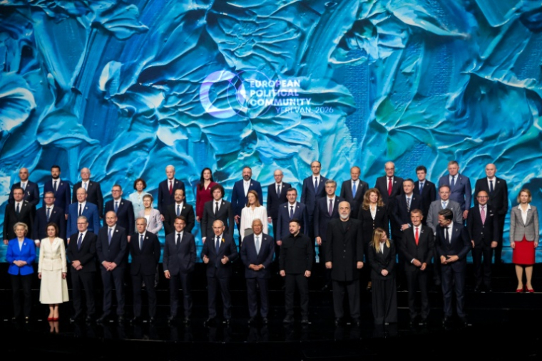 Les participants au 8ème sommet de la Communauté politique européenne posent le 4 mai 2026 à Erevan ( AFP / Ludovic MARIN )