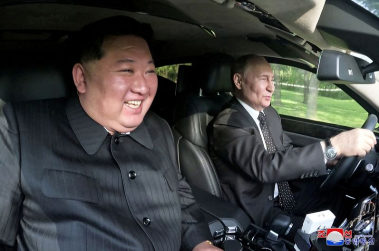 Le président russe Vladimir Poutine et le dirigeant nord-coréen Kim Jong Un circulent dans une voiture Aurus à Pyongyang