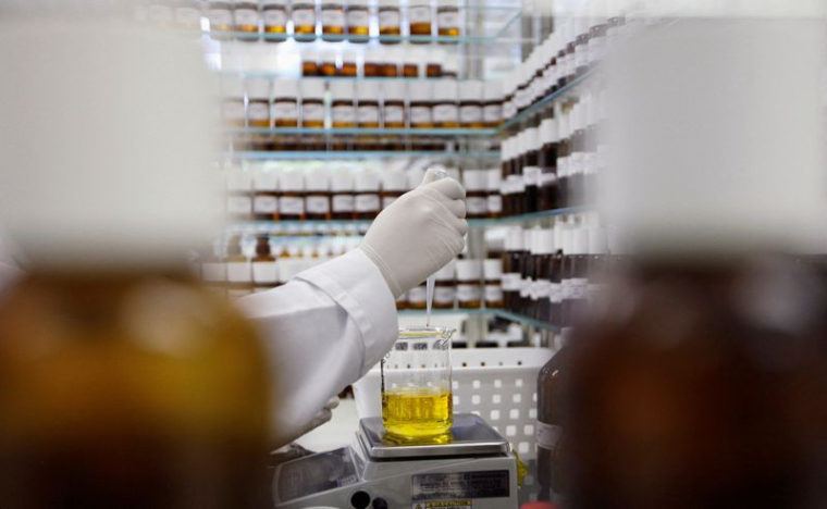 Un employé dans un laboratoire