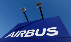 Photo d'archives: Le logo d'Airbus est photographié au siège de la société à Blagnac près de Toulouse