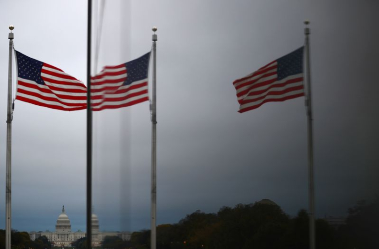 Des drapeaux américains se reflètent dans une fenêtre à Washington