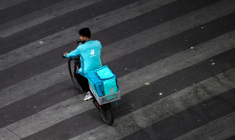Un livreur Deliveroo à Paris le 23 juillet 2026 ( AFP / JOEL SAGET )