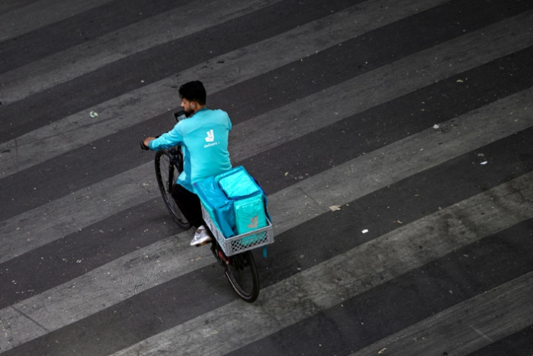 Un livreur Deliveroo à Paris le 23 juillet 2026 ( AFP / JOEL SAGET )