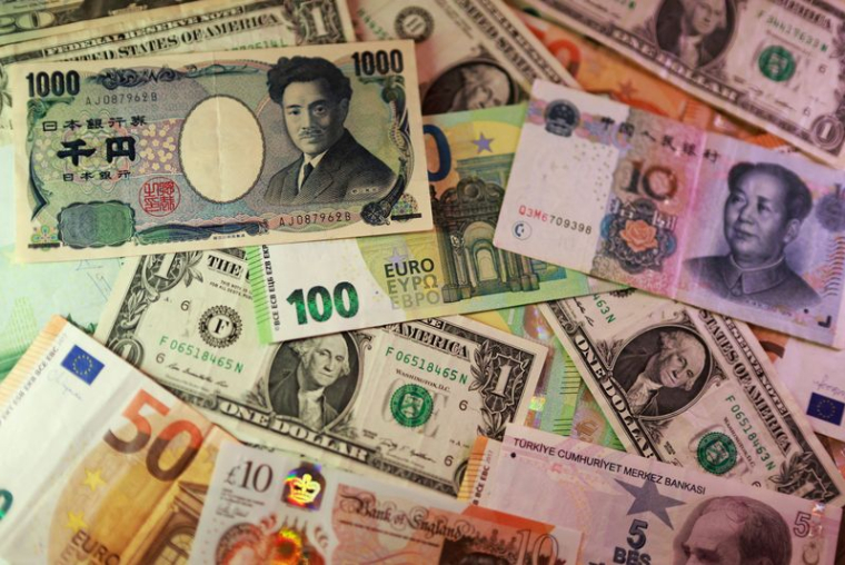 L'illustration montre des billets de banque en dollars américains, en euros, en yens, en livres sterling, en livres turques et en yuans.