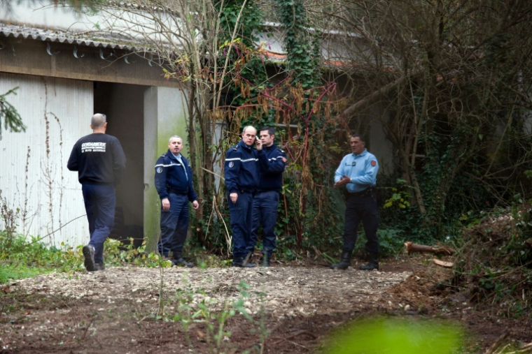 Des gendarmes enquêtent près d'une maison abandonnée, le 23 novembre 2011, à Boutiers-Saint-Trojan, en Charente, à la recherche de la famile Méchinaud, disparue depuis 1972 ( AFP / PIERRE DUFFOUR )