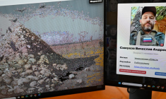 La fresque présente les photos de soldats, intégrées dans une reproduction du tableau "L'apothéose de la guerre", de Vassili Verechtchaguine ( AFP / - )