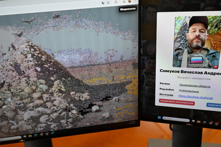 La fresque présente les photos de soldats, intégrées dans une reproduction du tableau "L'apothéose de la guerre", de Vassili Verechtchaguine ( AFP / - )