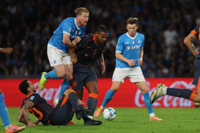 Naples bordélise l'Inter et passe leader