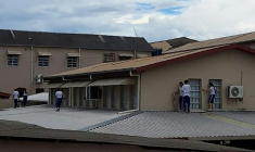 Des élèves de l'Institut Sao José sont réfugiés sur le toit alors qu'un adolescent a ouvert le feu dans l'établissement, à Rio Branco, dans l'Etat amazonien d'Acre, au Brésil, le 5 mai 2026 ( AFP / STRINGER )