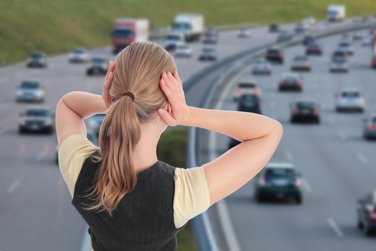 Le bruit des transports, en particulier le bruit routier, est en France la principale cause des nuisances sonores. (crédit : Adobe Stock)