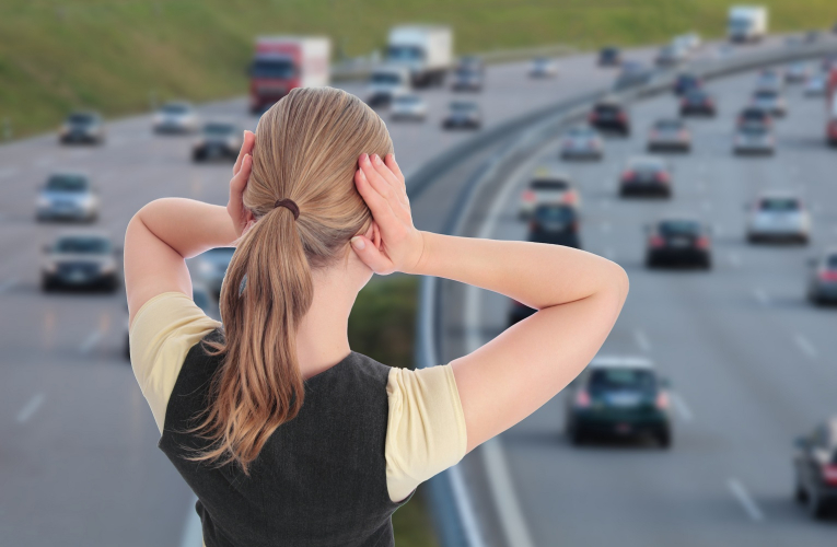 Le bruit des transports, en particulier le bruit routier, est en France la principale cause des nuisances sonores. (crédit : Adobe Stock)