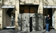Le magasin Chanel cambriolé dans la nuit de mercredi à jeudi, à Paris le 2 octobre 2025 ( AFP / Dimitar DILKOFF )