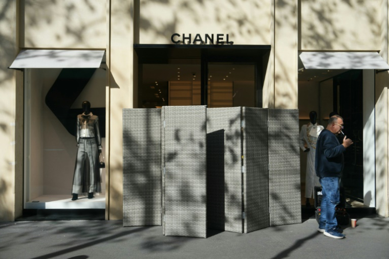 Le magasin Chanel cambriolé dans la nuit de mercredi à jeudi, à Paris le 2 octobre 2025 ( AFP / Dimitar DILKOFF )