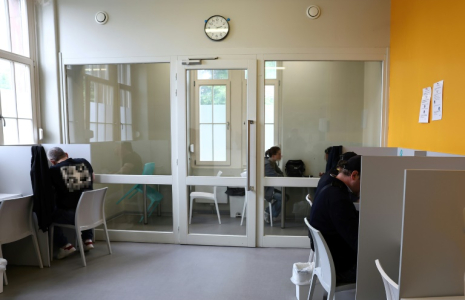 Des usagers dans la salle d'injection supervisée de drogues Argos dont s'occupe l'association Ithaque à Strasbourg, le 4 juin 2025 dans le Bas-Rhin ( AFP / FREDERICK FLORIN )