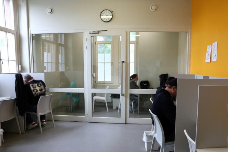 Des usagers dans la salle d'injection supervisée de drogues Argos dont s'occupe l'association Ithaque à Strasbourg, le 4 juin 2025 dans le Bas-Rhin ( AFP / FREDERICK FLORIN )