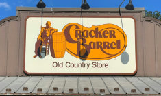 Logo de Cracker Barrel à Mount Arlington, New Jersey, le 22 août 2025 ( AFP / Gregory WALTON )