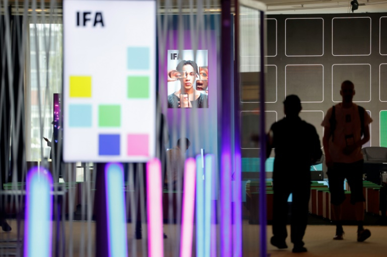 Des visiteurs du "Creative Hub" du salon de l'électronique IFA à Berlin, le 5 septembre 2025 ( AFP / Odd ANDERSEN )