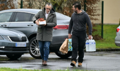 Richard Delgenes (à gauche), avocat de Monique Olivier, l'ancienne compagne du tueur en série Michel Fourniret, arrive à une audience au quartier général de la gendarmerie à Argentan le 10 février 2026 ( AFP / LOU BENOIST )