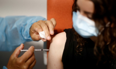 CORONAVIRUS: SANS PROGRÈS, VÉRAN N'EXCLUT PAS UNE OBLIGATION VACCINALE POUR LES SOIGNANTS À TERME