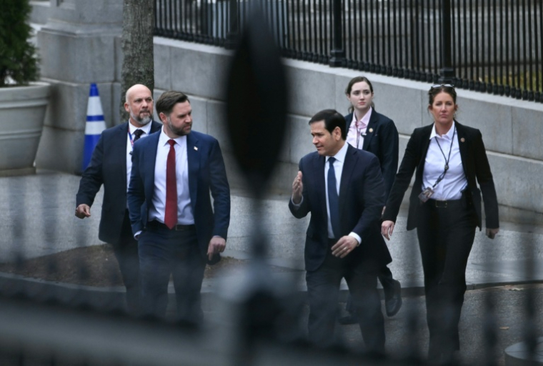 Le vice-président américain, JD Vance, à gauche, et le secrétaire d'Etat américain Marco Rubio, à droite, après une rencontre avec les ministres des Affaires étrangères du Groenland et du Danemark, le 14 janvier 2026 à la Maison Blanche ( AFP / Brendan SMIALOWSKI )