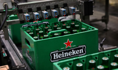 Des caisses de bière sur le tapis roulant de la brasserie Heineken à Zoeterwoude