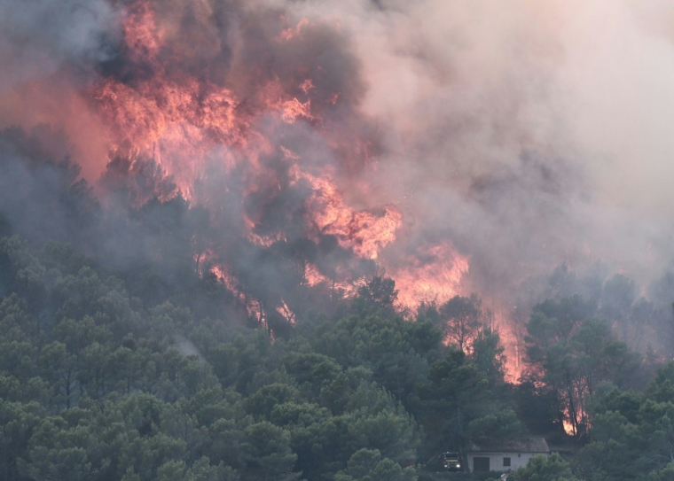 Des pompiers à Cotignac, dans le Var, le 23 juillet 2026 ( AFP / Thibaud MORITZ )