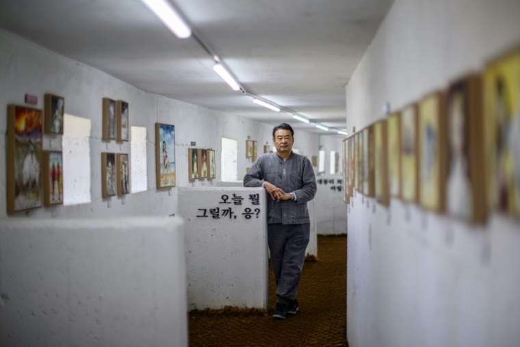 L'artiste sud-coréen Kim Dae-nyeon, alias Danny Kim, dans sa gallerie aménagée dans un bunker face à la frontière nord-coréenne à Paju, près de Séoul, le 24 avril 2024 ( AFP / ANTHONY WALLACE )
