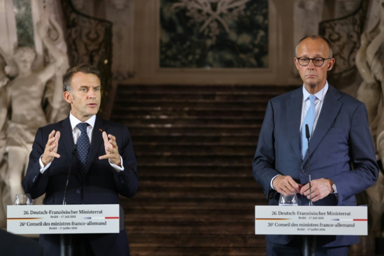Le président Emmanuel Macron (g) lors d'une conférence de presse avec le chancelier allemand Friedrich Merz à Brühl, le 17 juillet 2026 en Allemagne ( AFP / Ludovic MARIN )