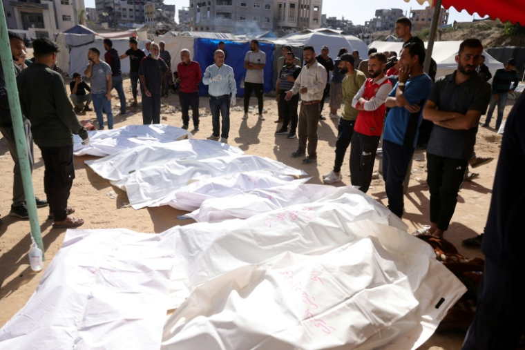 Des corps de Palestiniens alignés devant un hôpital de Beit Lahia, dans le nord de la bande de Gaza, le 16 mai 2025 ( AFP / BASHAR TALEB )