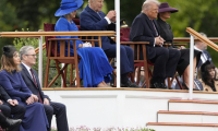 Le président américain Donald Trump, la première dame Melania Trump, le roi Charles, la reine Camilla, le Premier ministre britannique Keir Starmer et son épouse Victoria assistent à une cérémonie militaire à Windsor, le 17 septembre 2025 ( POOL / Andrew Matthews )