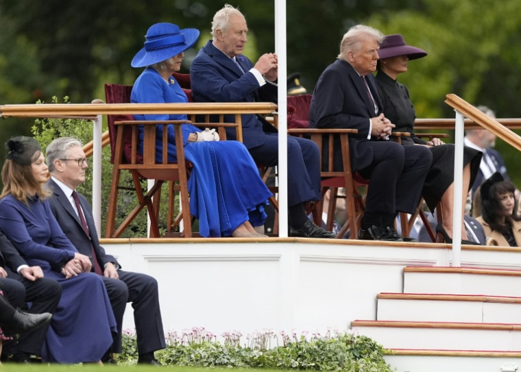 Le président américain Donald Trump, la première dame Melania Trump, le roi Charles, la reine Camilla, le Premier ministre britannique Keir Starmer et son épouse Victoria assistent à une cérémonie militaire à Windsor, le 17 septembre 2025 ( POOL / Andrew Matthews )