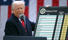 Le président américain Donald Trump montre un tableau des droits de douane, à la Maison Blanche à Washington, le 2 avril 2025 ( AFP / Brendan SMIALOWSKI )