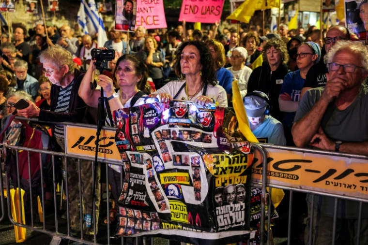 Des Israéliens se rassemblent lors d'une manifestation antigouvernementale organisée par les familles des otages, devant la résidence du Premier ministre Benjamin Netanyahu à Jérusalem, le 4 octobre 2025 ( AFP / Ahmad GHARABLI )