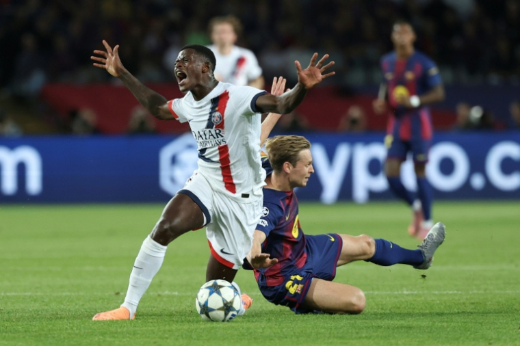 Le défenseur du Paris SG Nuno Mendes aux prises avec le Barcelonais Frenkie De Jong mercredi lors de la deuxième journée de Ligue des champions. ( AFP / Lluis GENE )