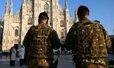 Des militaires montent la garde sur la place du Duomo, à Milan (Italie) le 26 janvier 2026, avant les Jeux olympiques d'hiver Milano-Cortina ( AFP / Piero CRUCIATTI )
