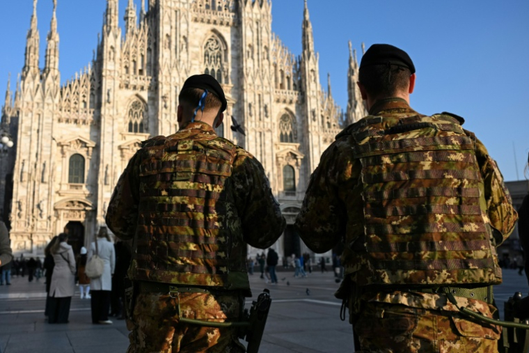 Des militaires montent la garde sur la place du Duomo, à Milan (Italie) le 26 janvier 2026, avant les Jeux olympiques d'hiver Milano-Cortina ( AFP / Piero CRUCIATTI )