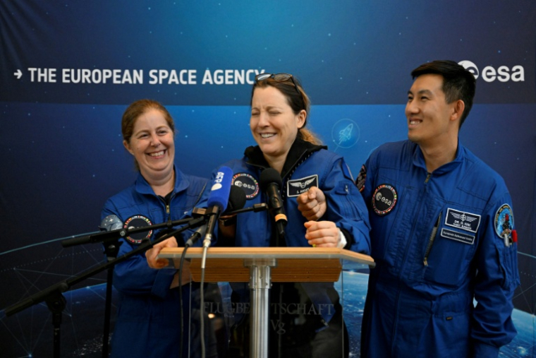 L'astronaute française Sophie Adenot (C)   s'exprime à son arrivée à l'aéroport de Cologne, le 10 octobre 2026  ( AFP / INA FASSBENDER )