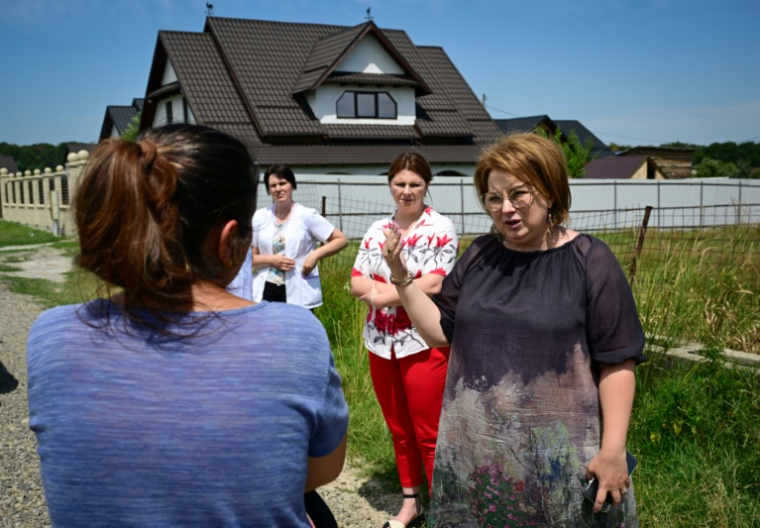 L'épidémiologiste Daniela Gafita (à droite), tentant de sensibiliser une habitante du village de Raucesti, dans le nord-est de la Roumanie, sur les dangers de la rougeole, le 22 juin 2025. ( AFP / Daniel MIHAILESCU )